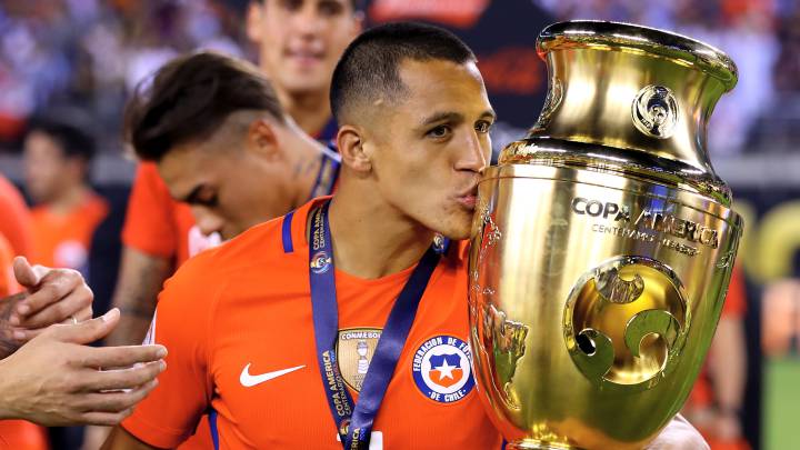 Alexis Sanchez #7 of Chile kisses the trophy after the win over Argentina during the Copa America Centenario Championship match at MetLife Stadium on June 26, 2016