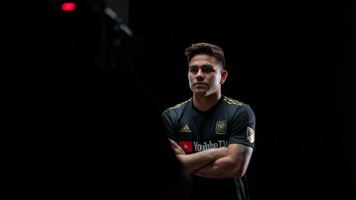 Rodolfo Zelaya posando con el uniforme de LAFC