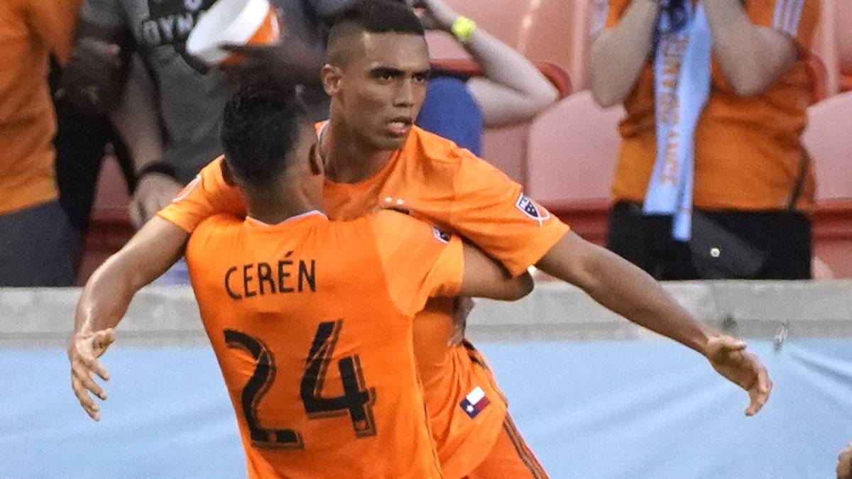 Darwin Cerén festajando gol con Houston Dynamo
