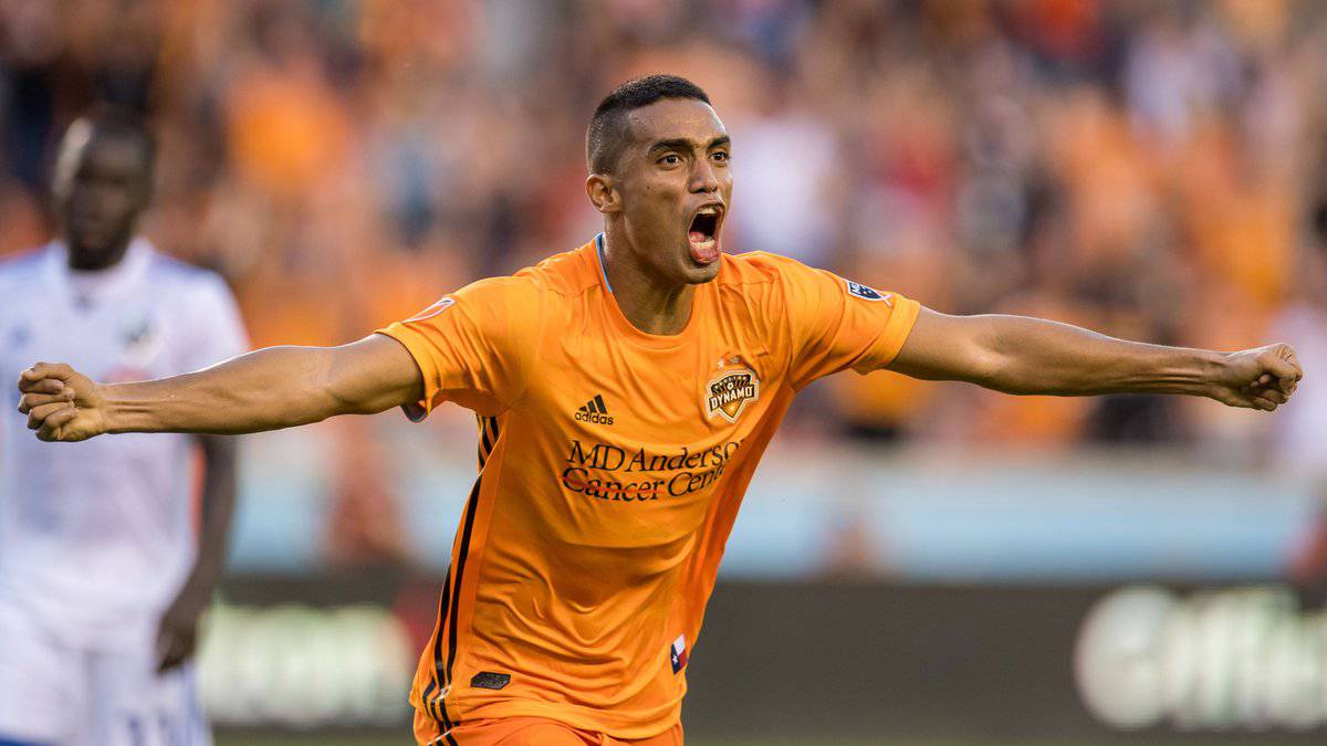 Manotas celebrando un gol con Houston Dynamo