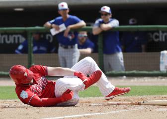 Bryce Harper sale lesionado tras golpe en el tobillo
