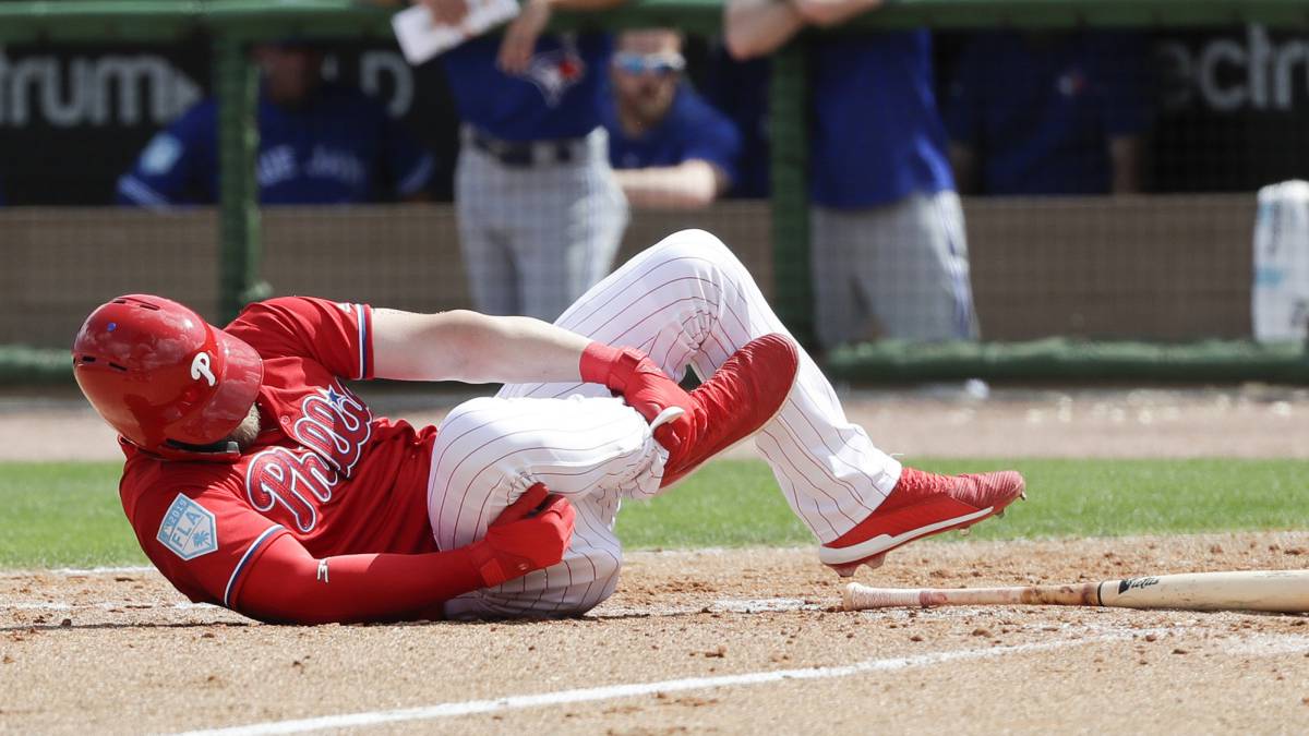 Bryce Harper sale golpeado del tobillo en juego de Phillies