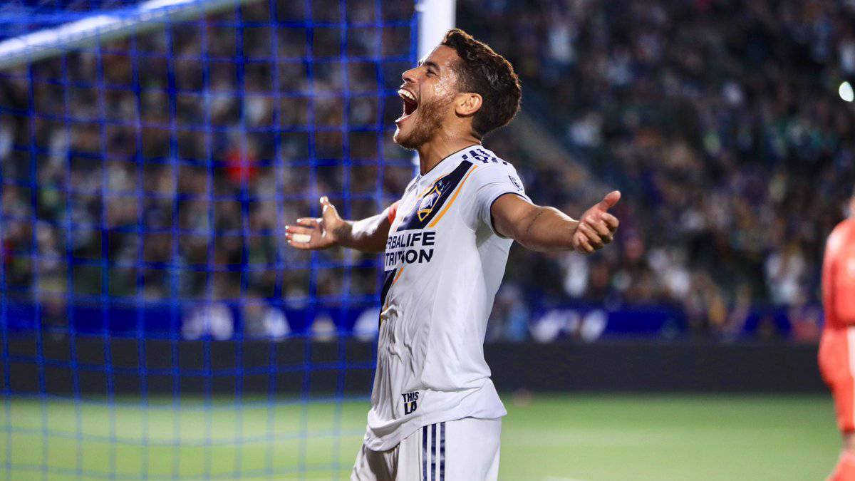 Jonatan Dos Santos celebrando gol