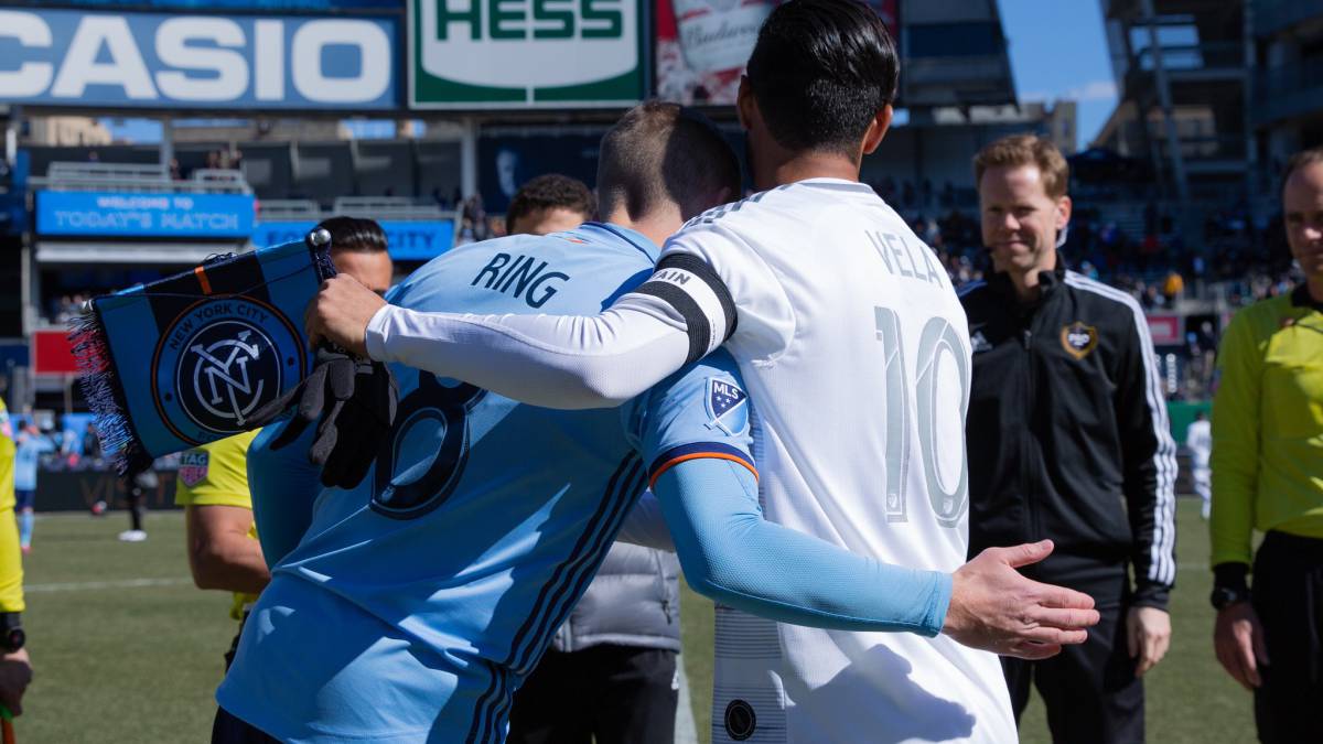 Con poco, el cuadro de Bob Bradley logró empatar, la estrella y capitán del equipo se pone el equipo en los hombros y mete el gol del empate, mismo que llegó desde los once pasos.