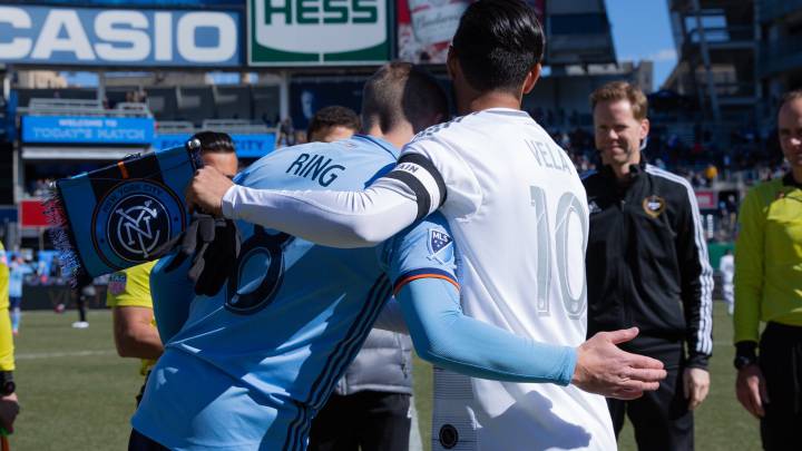 Con poco, el cuadro de Bob Bradley logró empatar, la estrella y capitán del equipo se pone el equipo en los hombros y mete el gol del empate, mismo que llegó desde los once pasos.