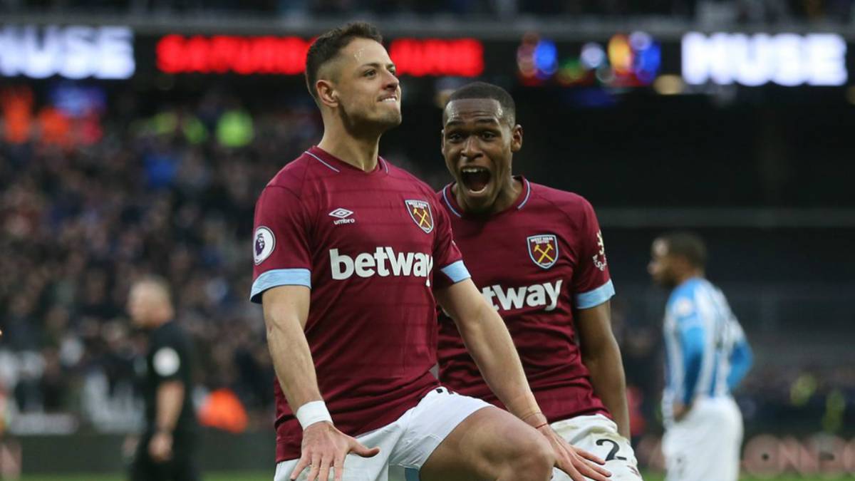Chicharito celebrating after scoring the winner goal for West Ham United against Huddersfield Town at the Premier League