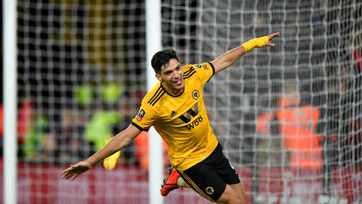Raúl Jiménez celebrating after his goal against Manchester United in the FA Cup quarterfinals