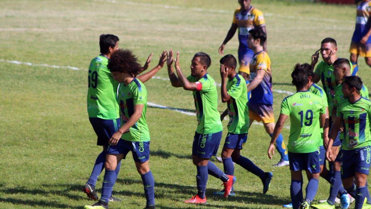 Santa Tecla festeja tras anotar el tercer gol del partido frente a Pasaquina de la Liga Mayor de El Salvador