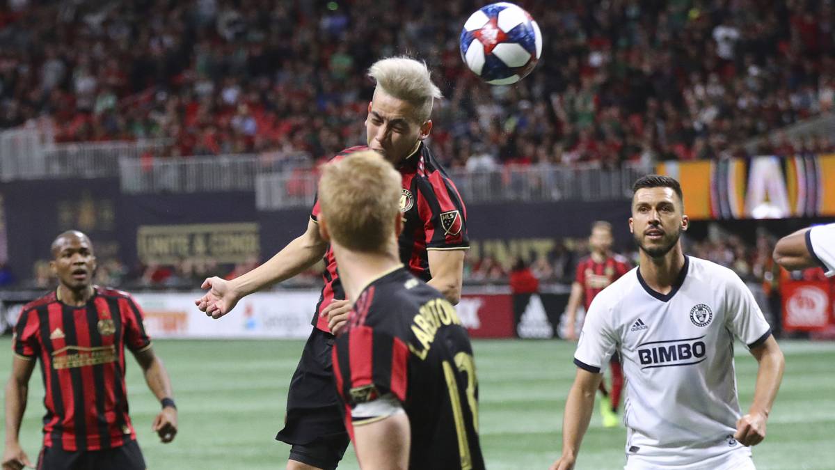 Ezequiel Barco cabeceando en el empate de Atlanta United