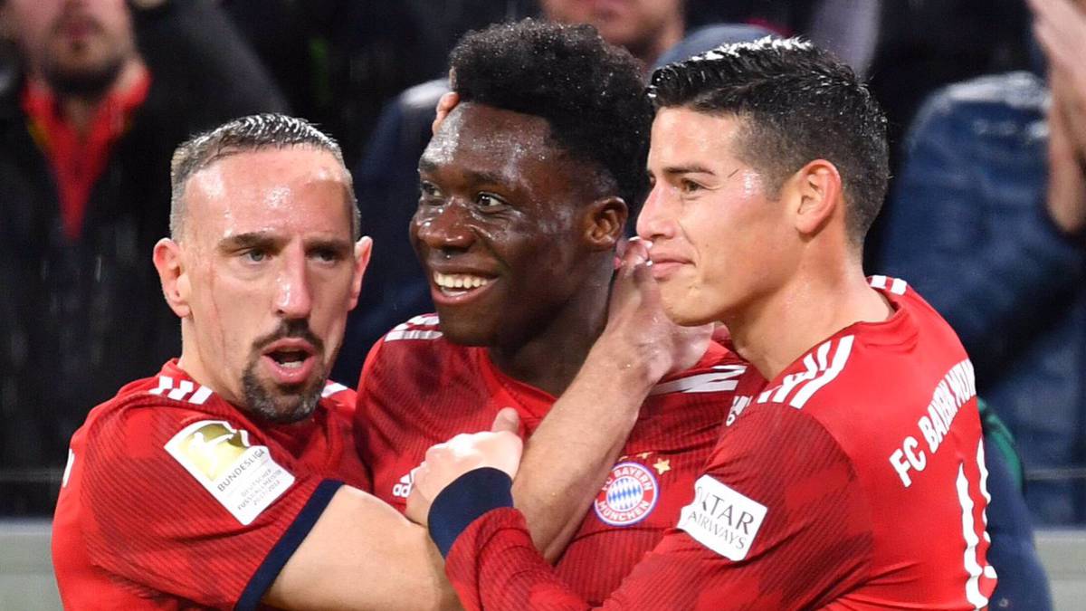 Franck Ribéry celebrates with Alphonso Davies and James Rodríguez the first goal of the young Canadien