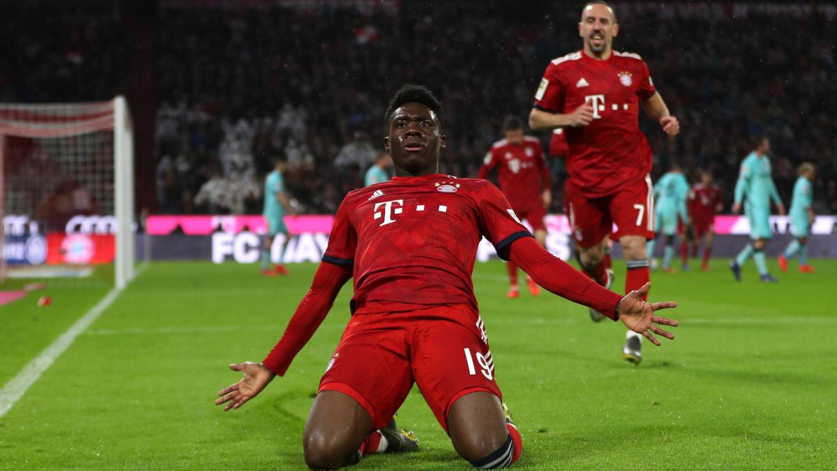 Alphonso Davies celebrando su primer gol con Bayern Múnich