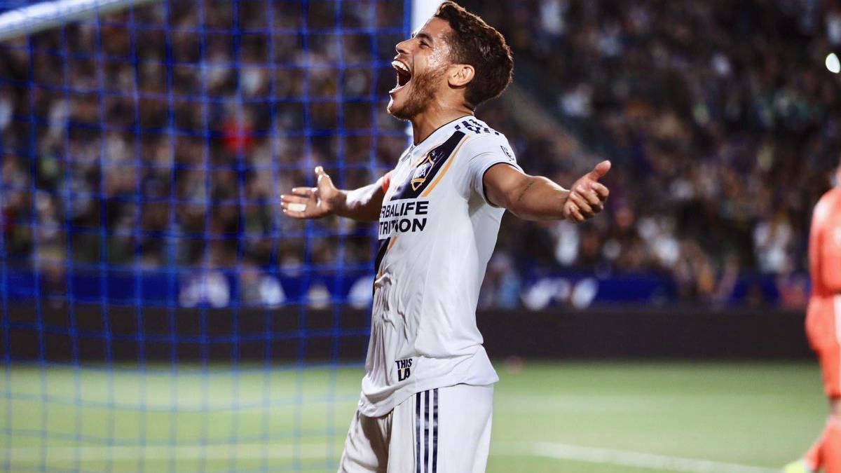 Jonathan Dos Santos celebrando su gol con LA Galaxy