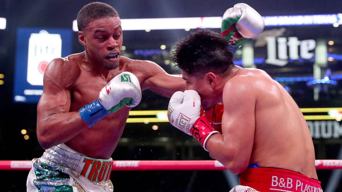 Errol Spence Jr fights Mikey Garcia in an IBF World Welterweight Championship bout at AT&T Stadium
