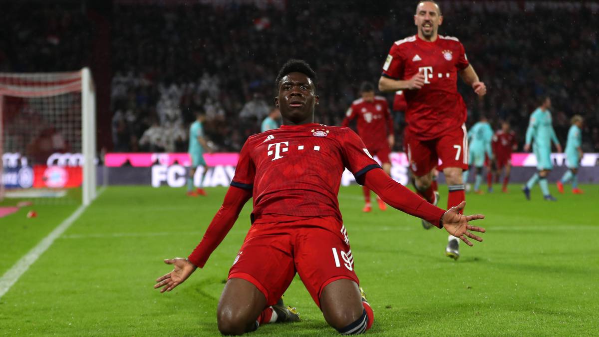 Alphonso Davies celebrando su primer gol con Bayern Múnich