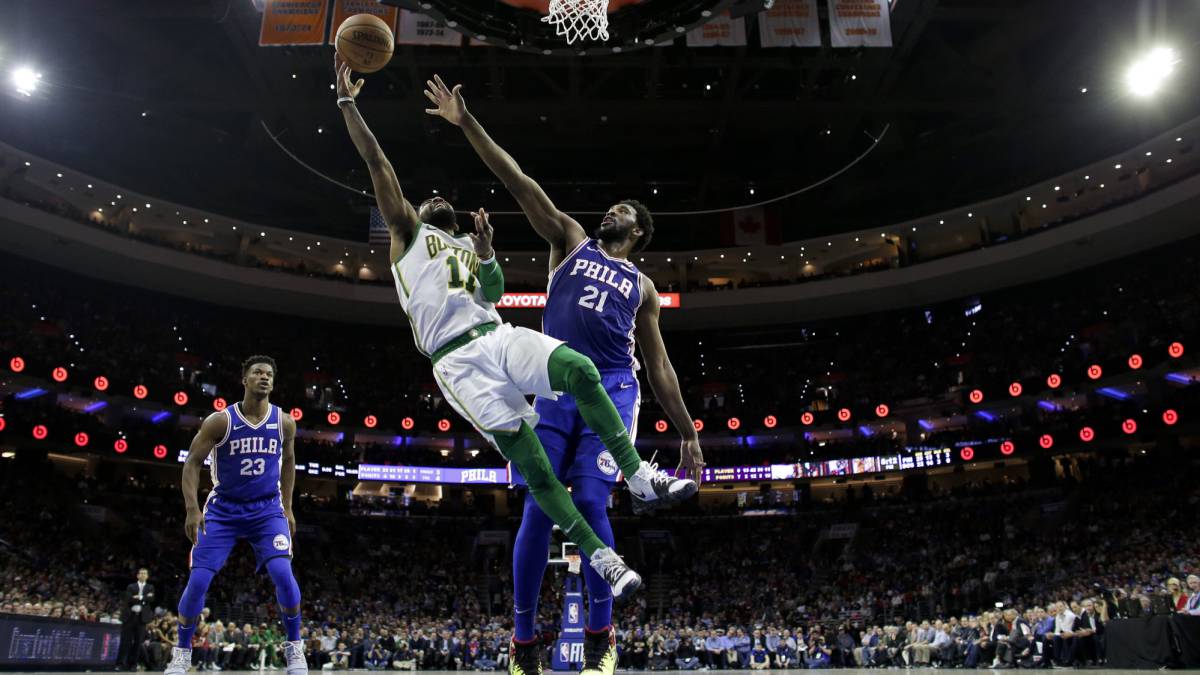 Joel Embiid con la tapa sobre Kyrie Irving
