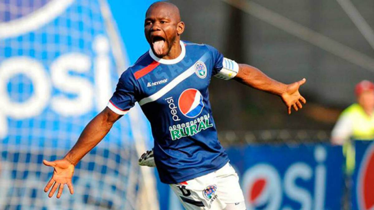 El histórico atacante catracho tenía contemplado un retiro a mediados de 2019, pero los planes cambiaron y, por ahora, juega en el fútbol de Guatemala