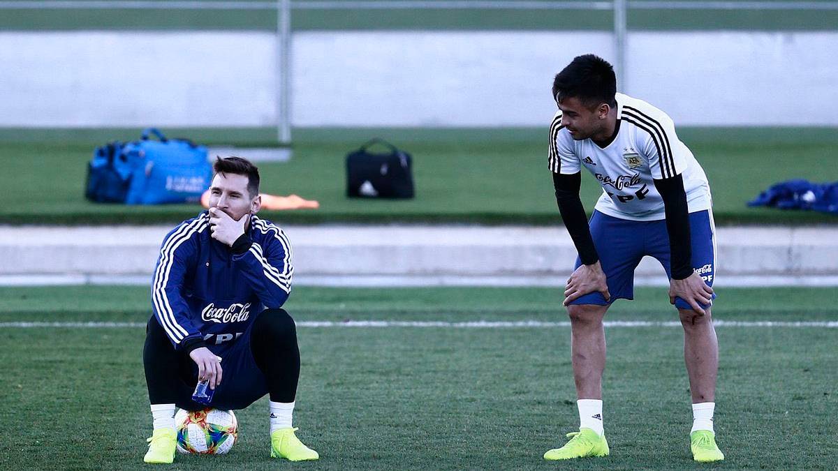 Lionel Messi y Gonzalo Martínez en entrenamiento con Argentina