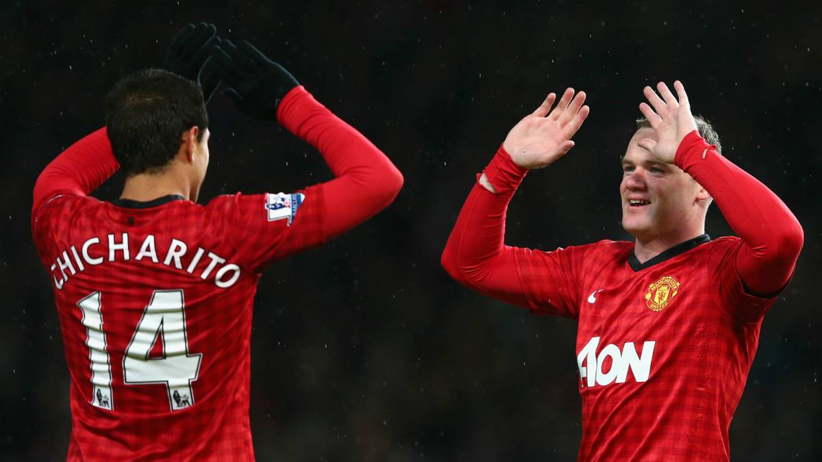 Chicharito and Wayne Rooney celebrating while both were playing for Manchester United