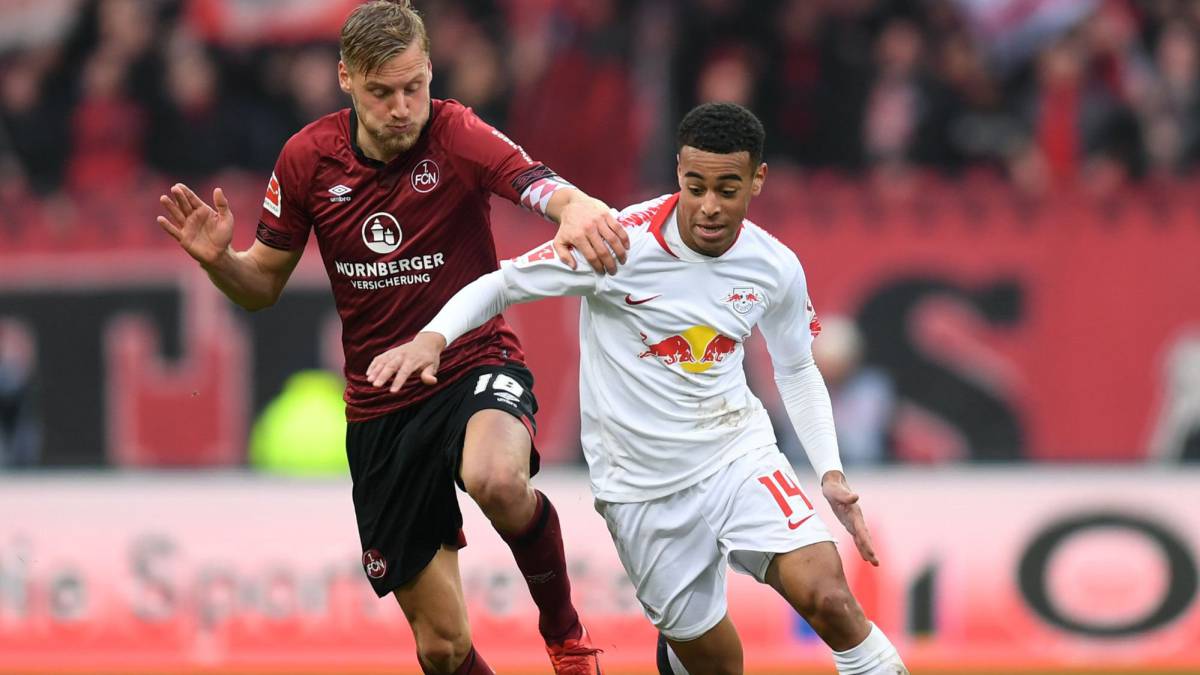 Tyler Adams disputando el balón con Leipzig