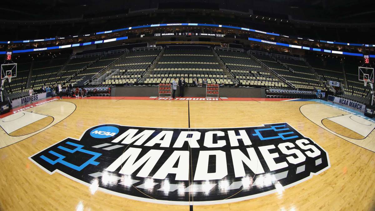 Logo de March Madness en cancha de basketball