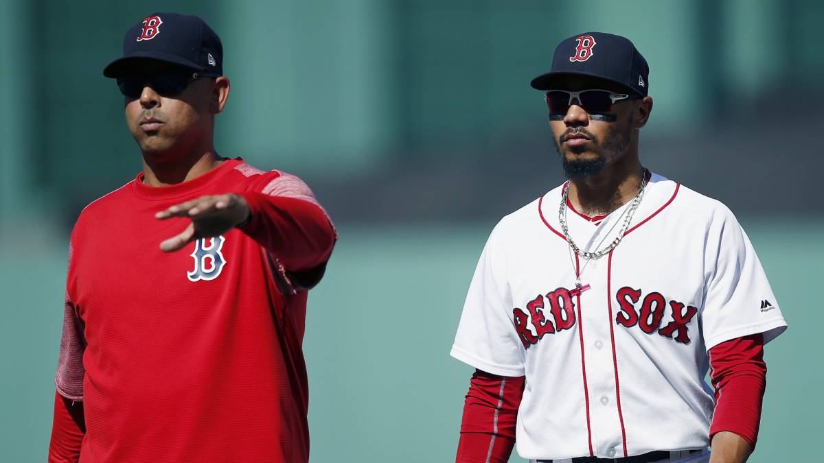 Mookie Betts y Alex Cora en spring training
