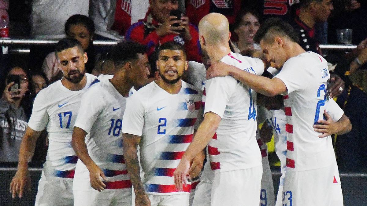 USMNT players celebrating after Zardes goal to take the 1-0 over Ecuador