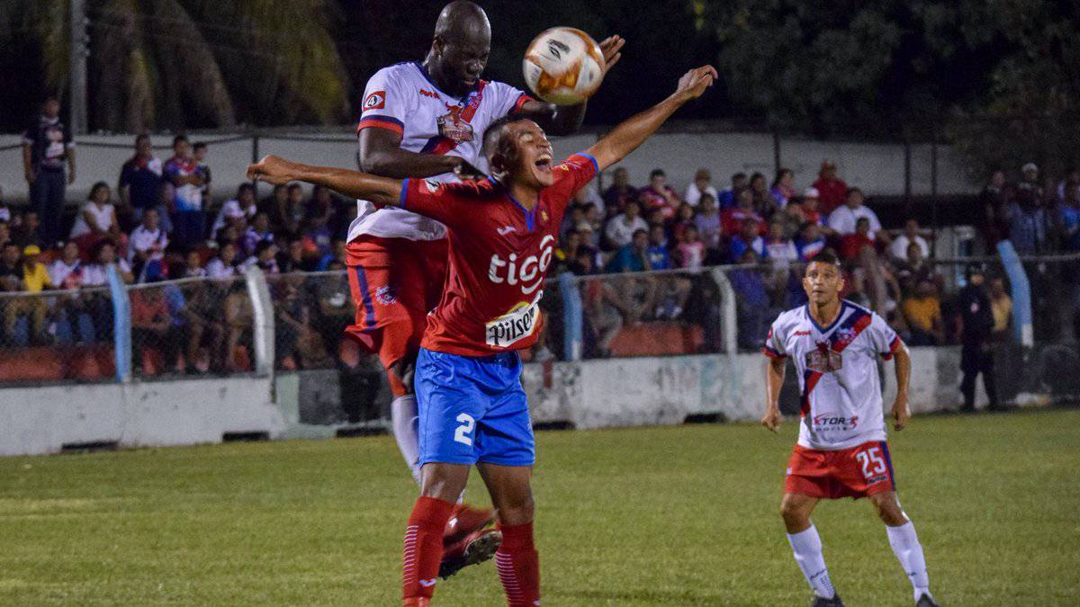 Luis Ángel Firpo en un partido de El Salvador
