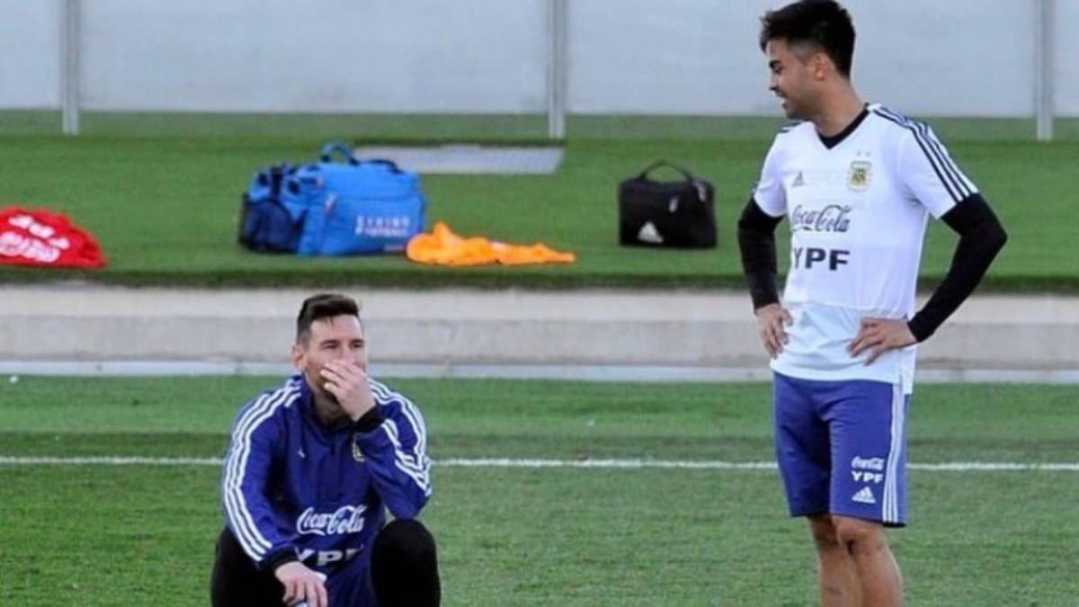 Lionel Messi y Gonzalo Martínez en entrenamiento con Argentina