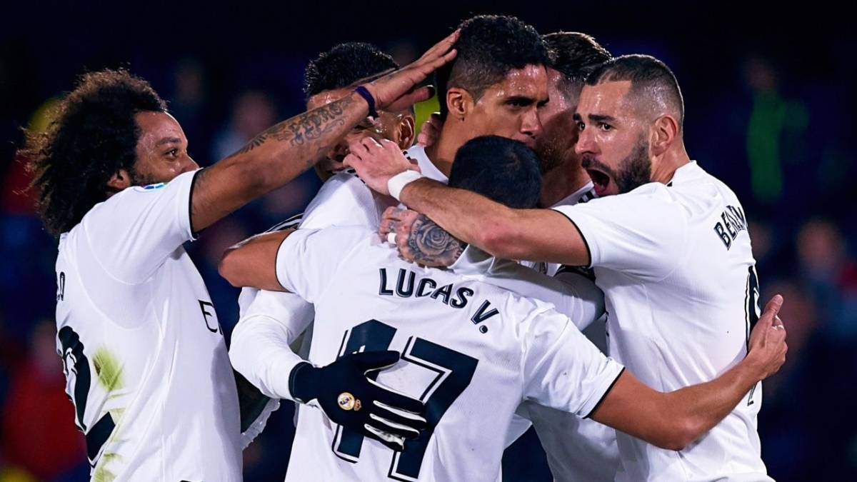 Real Madrid players celebrate Varane's in the first game after ZIdane's return