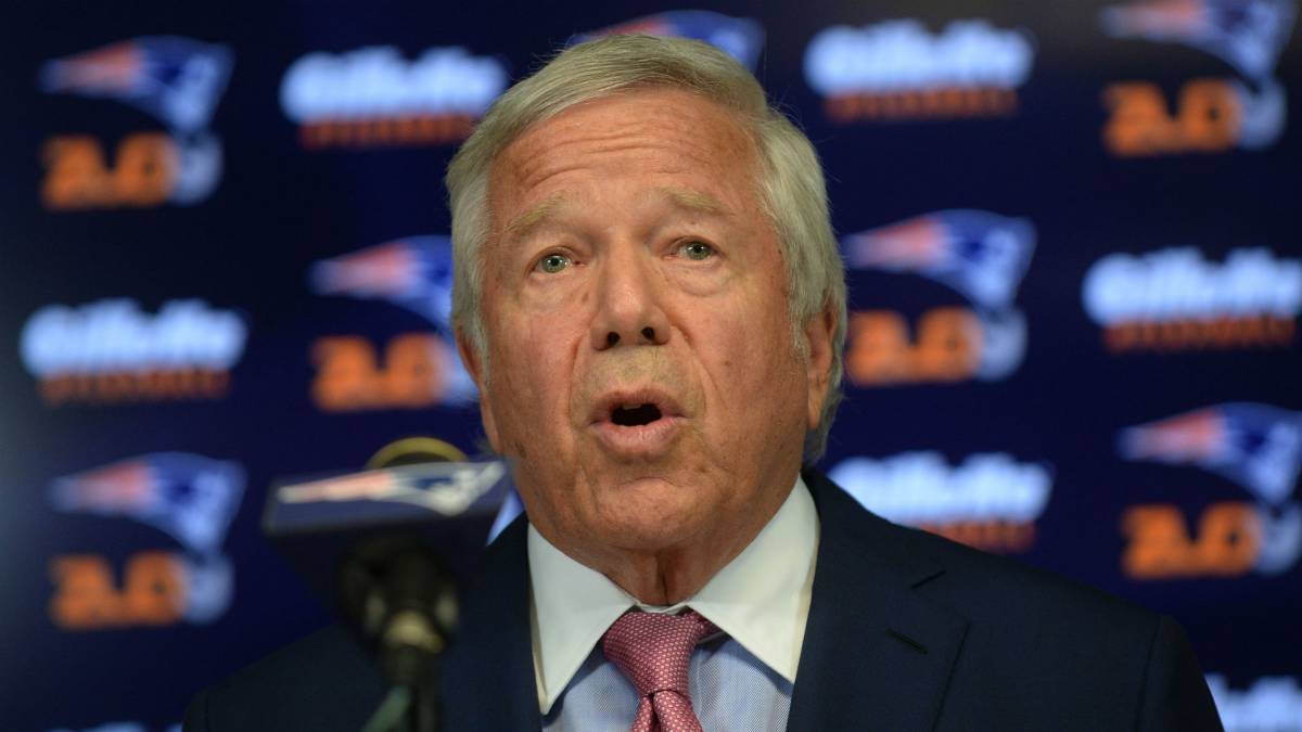 Robert Kraft en conferencia de prensa