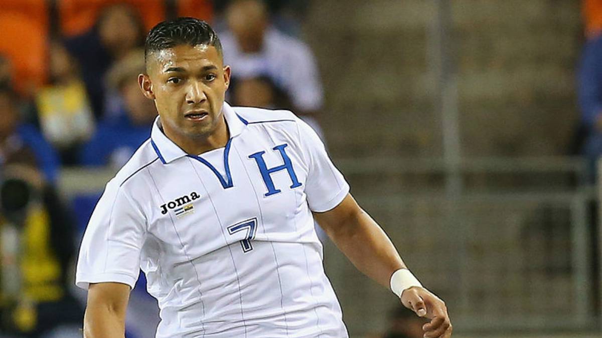 El defensor hondureño entrenó por separado antes de viajar a Estados Unidos, por lo que podría ser baja para el partido del martes ante Ecuador.