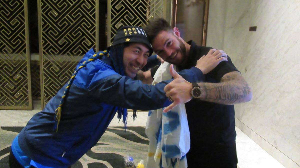 Nahitan Nandez con aficionado japonés