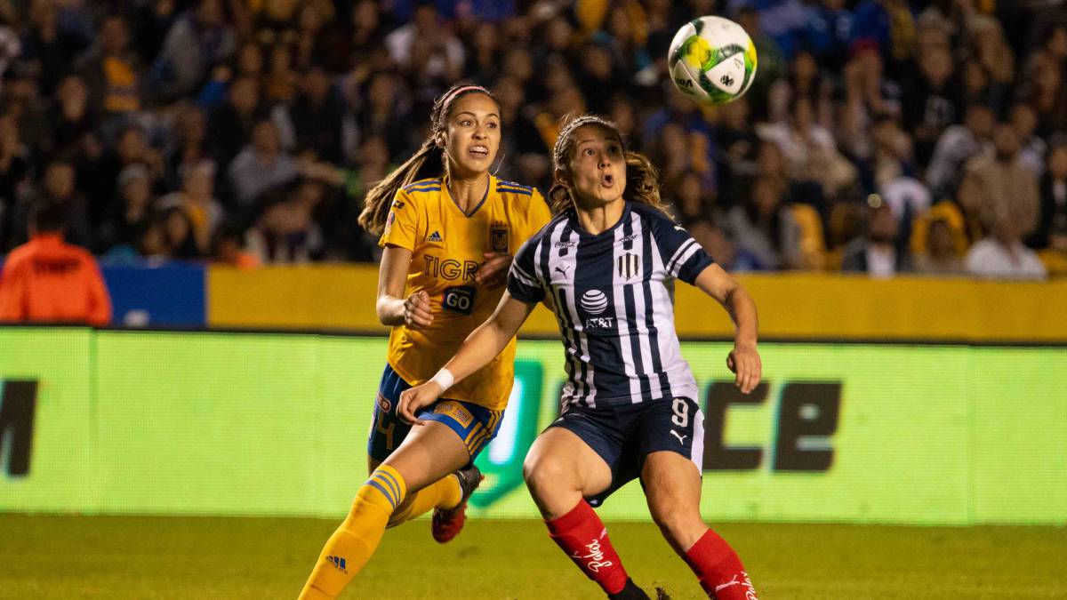 Mónica Monsiváis y Greta Espinoza disputando el balón