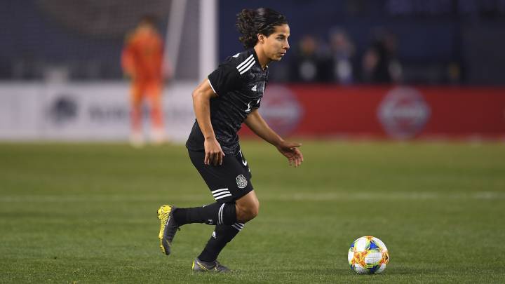 Diego Lainez in action with the Mexican National team against Chile