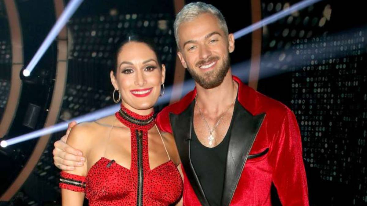 La estrella de la WWE y el bailarín que ha competido en Dancing with the Stars, confirmaron que tienen una relación con una foto a través de Instagram.