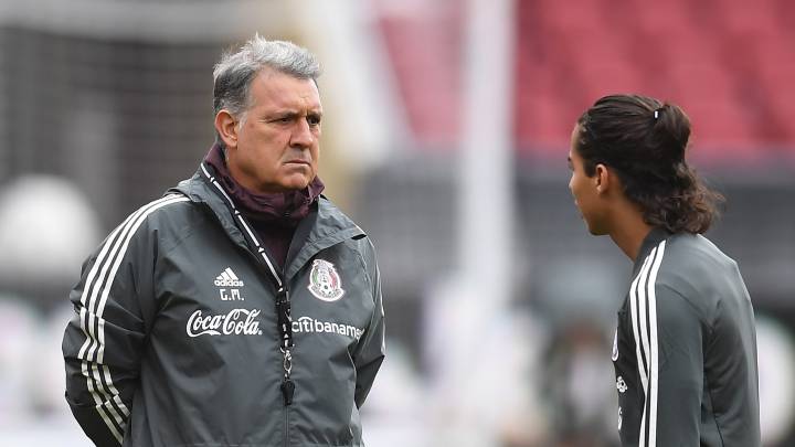 Diego Lainez and coach Gerardo Tata Martino during practice at Santa Clara, California