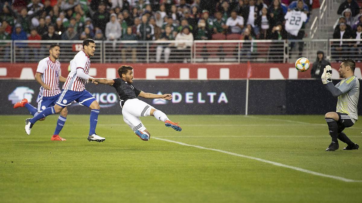Jona dos Santos in action with the Mexican National Team in the game against Paraguay