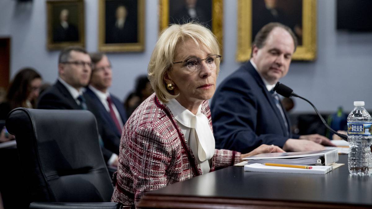 Betsy DeVos en audiencia