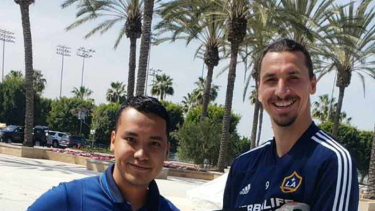 Zlatan Ibrahimovic recibe dibujo de artista guatemalteco