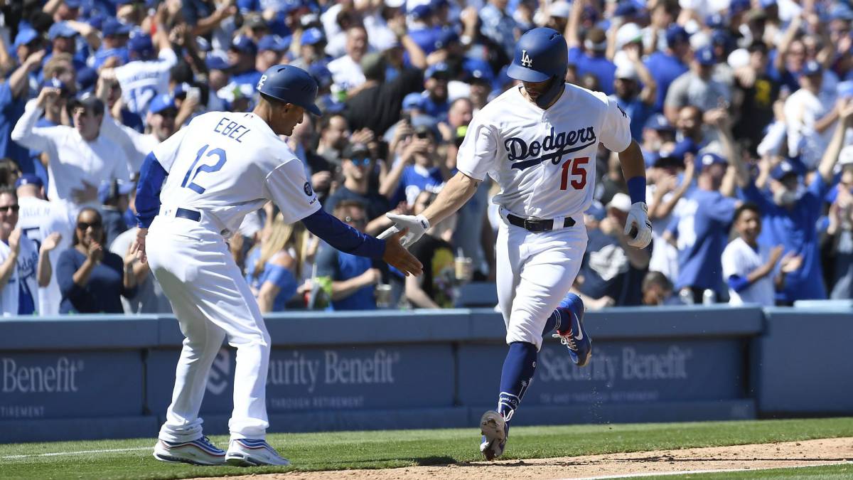 Austin Barnes celebra tras marcar home run