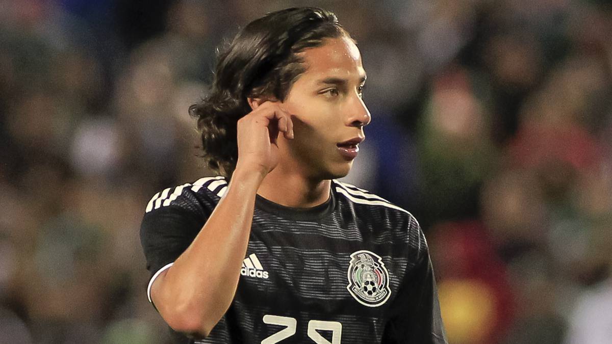 Diego Lainez with the Mexican National Team against Paraguay