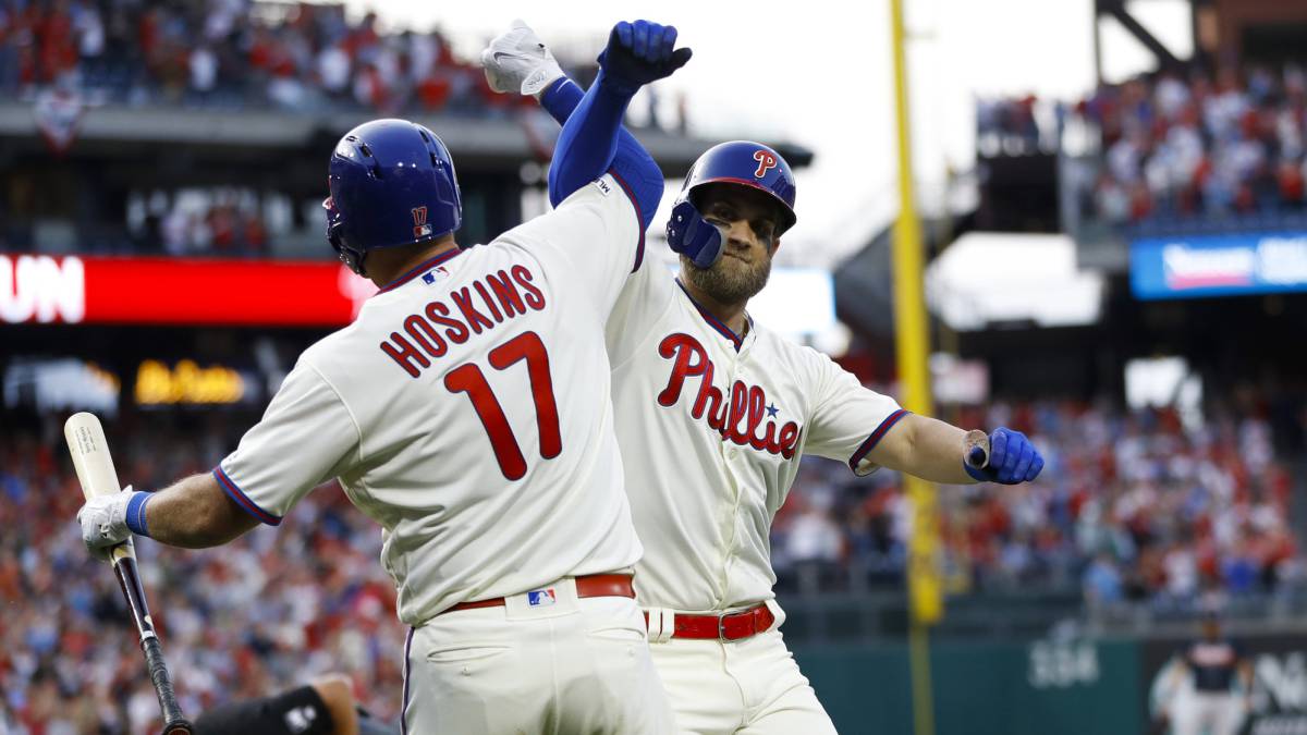 Bryce Harper y Rhys Hoskins celebran home run de Harper