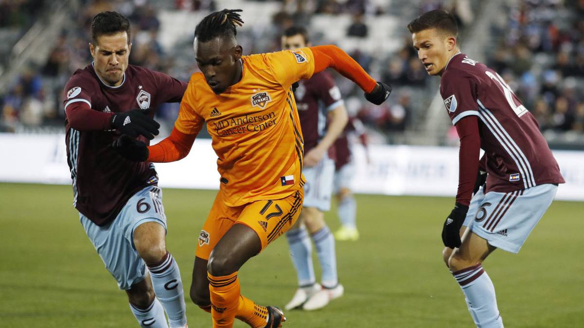 Alberth Elis guiando el balón