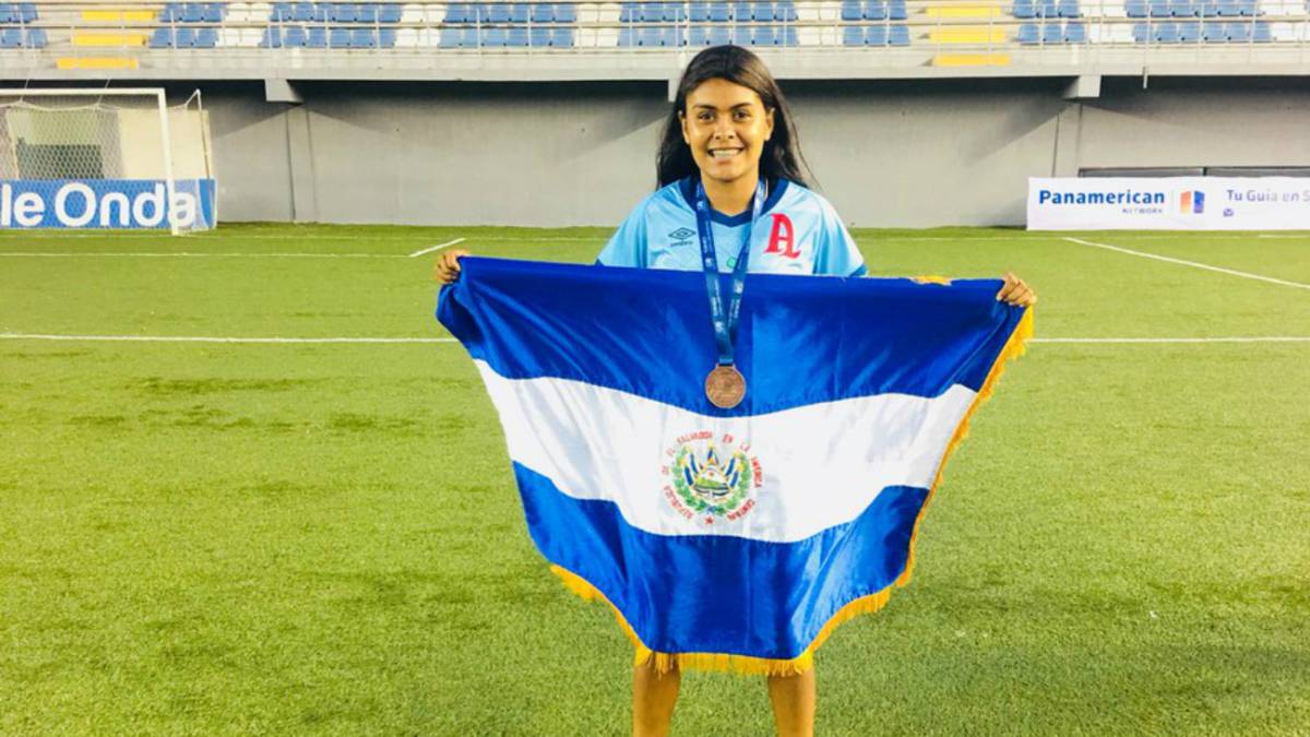 La futbolista salvadoreña que busca emular a sus hermanos