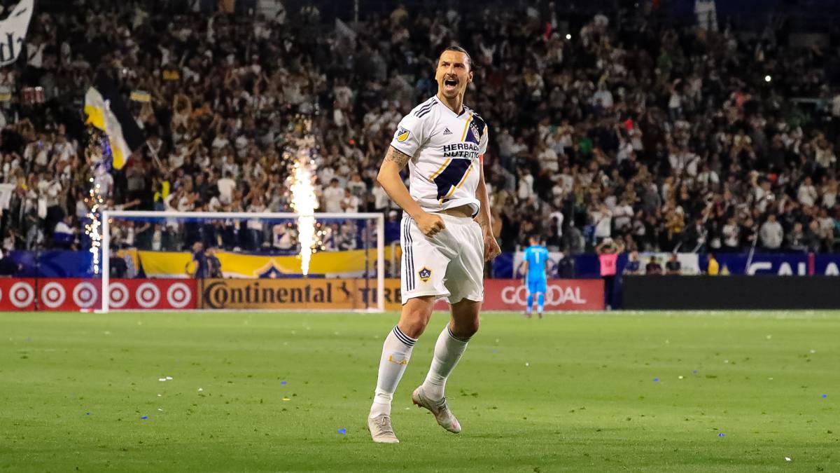 El delantero de LA Galaxy le regaló su playera a un niño aficionado de Portland Timber quien quedó sorprendido por tener la playera de una figura mundial.