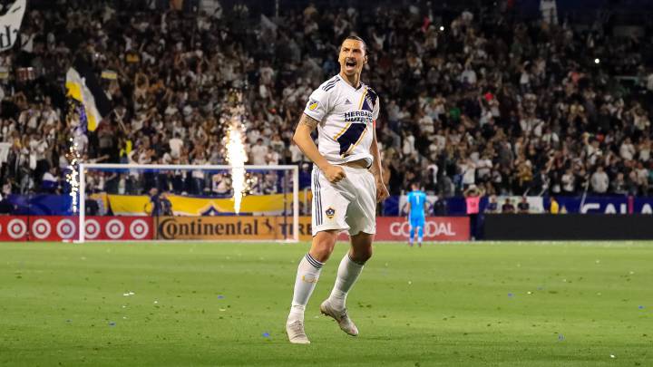 El delantero de LA Galaxy le regaló su playera a un niño aficionado de Portland Timber quien quedó sorprendido por tener la playera de una figura mundial.