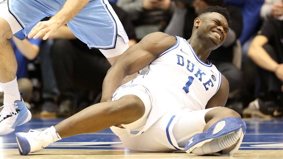 Zion Williamson con tenis roto