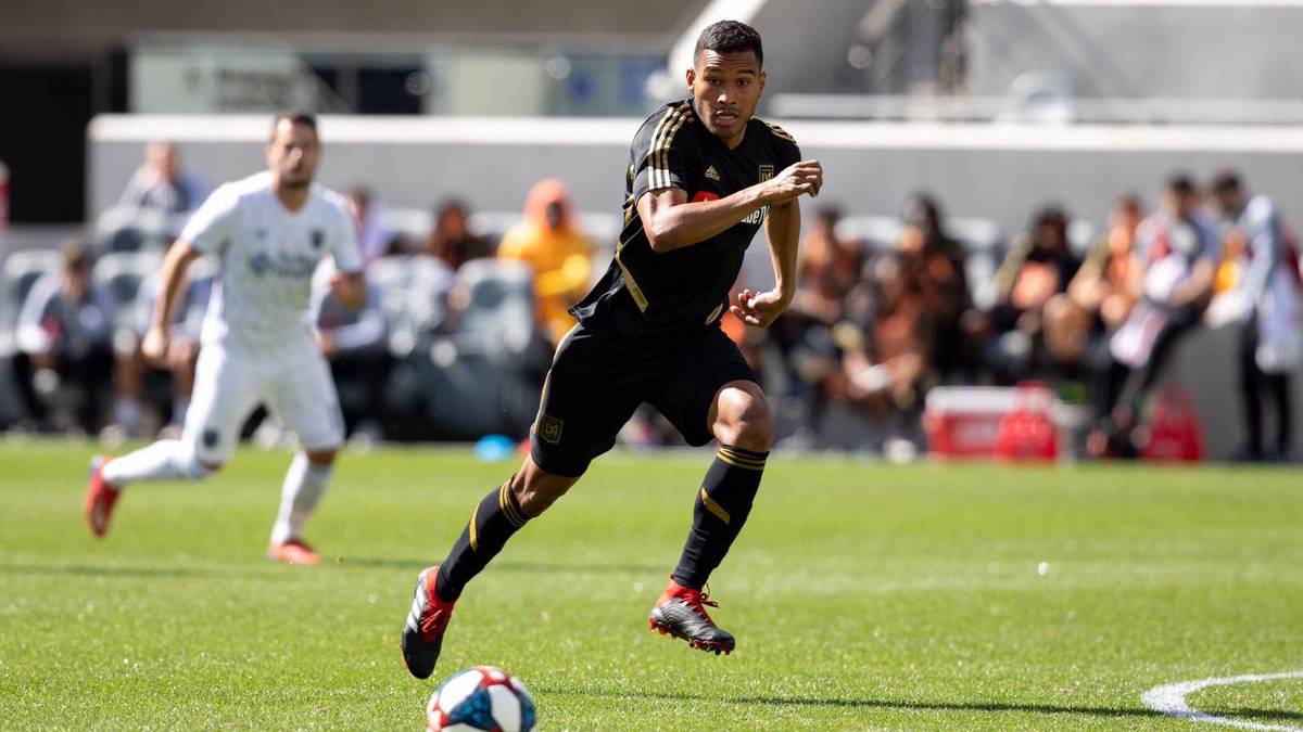 El colombiano Eddie Segura jugando con el LAFC de la MLS