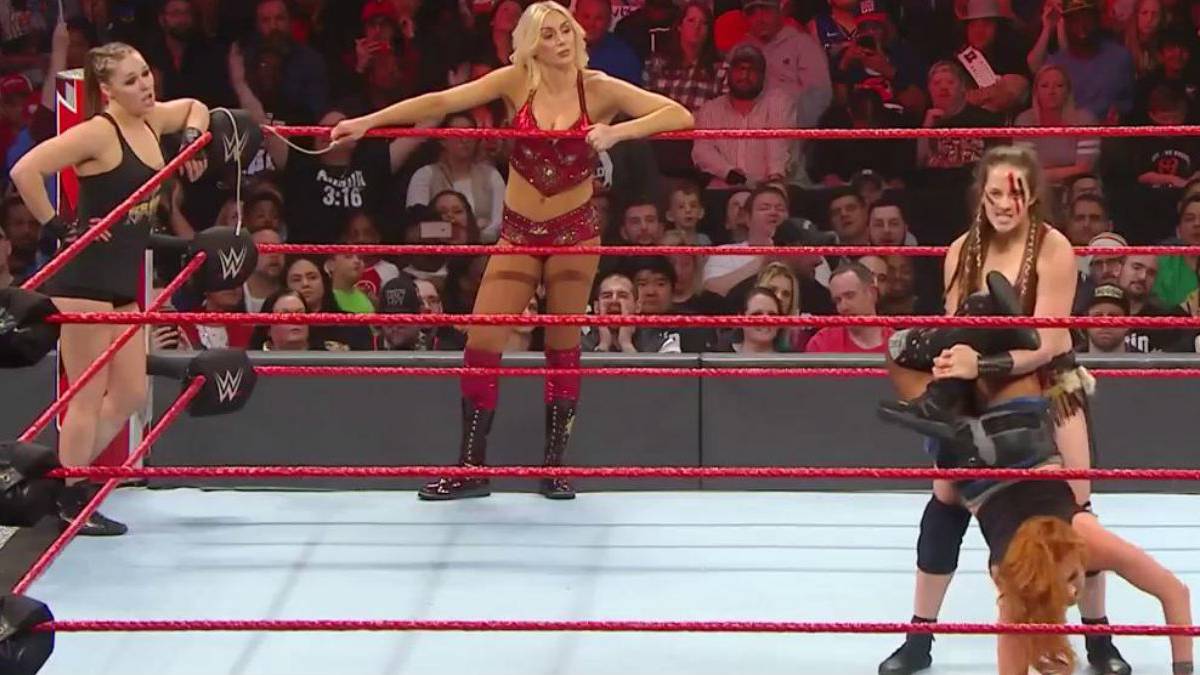 Pelea entre Rousey, Lynch y Flair