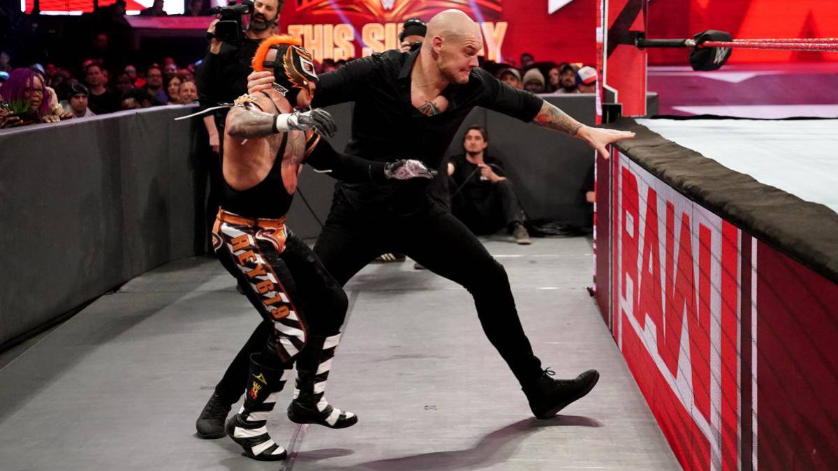 Rey Mysterio se lesiona el tobillo en el Monday Night Raw